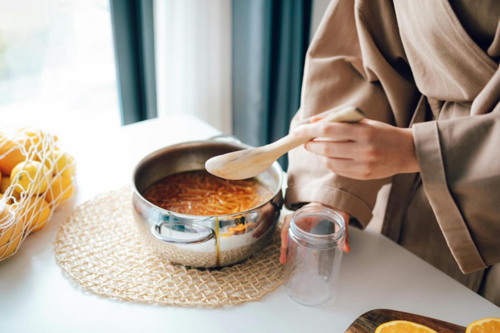 Espace de travail collaboratif où nos formateurs préparent leurs cours sur la cuisine saisonnière