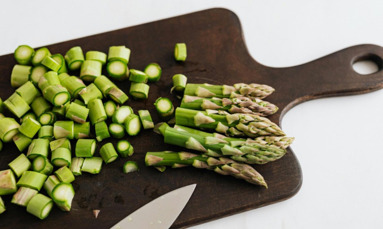 Préparation de légumes de saison dans notre atelier de Montpellier