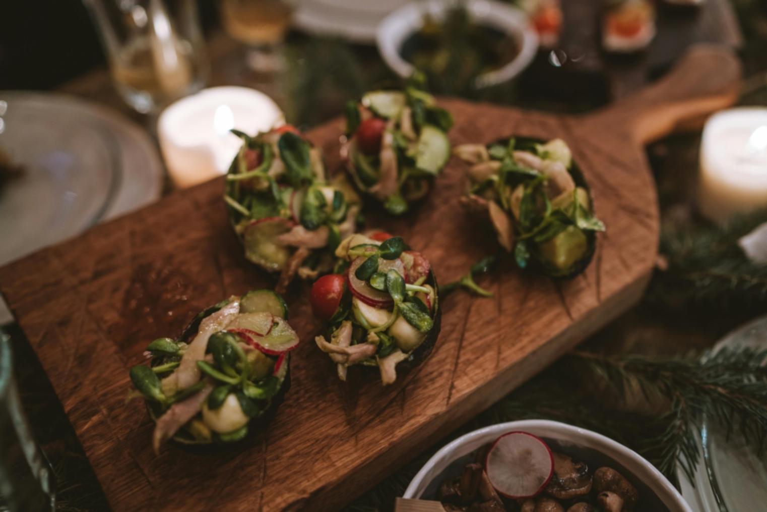 Préparation culinaire mettant en valeur les techniques de cuisine saisonnière enseignées dans nos programmes